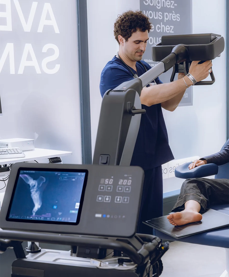 Celsius Santé practitioner operating an imaging device